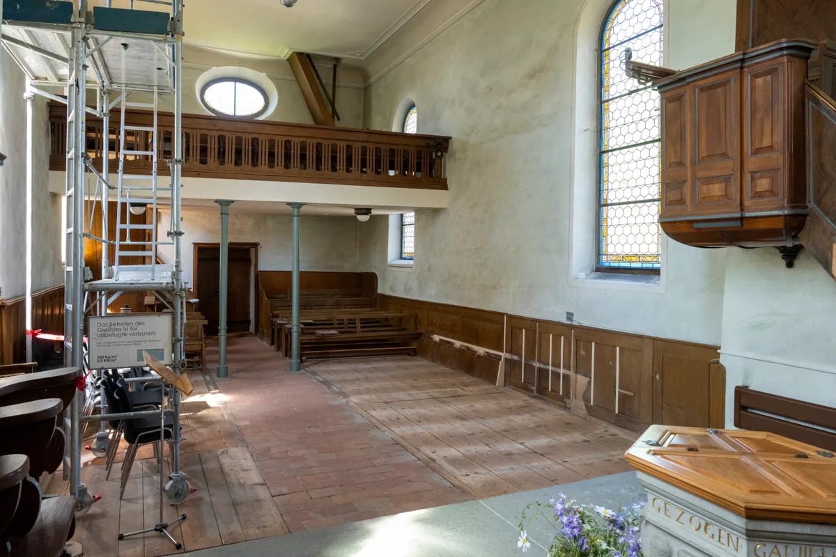 Kirche Kyburg ohne Bänke im vorderen Teil. 